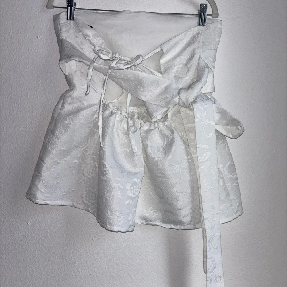LAAGAM White Cecicle Open Back Top Medium Large Floral - Picture 3 of 6